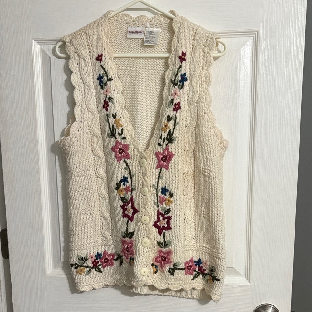 Bobbie Brooks Floral Knit Vest with Embroidery Size Medium Cottogecore